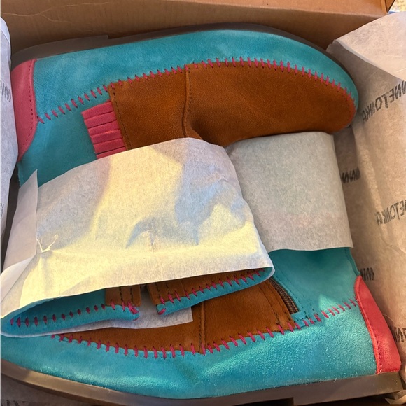 Brand New in Box Minnetonka Women’s Size 10 Stranger Things Holly Wheeler Boots - Picture 7 of 12